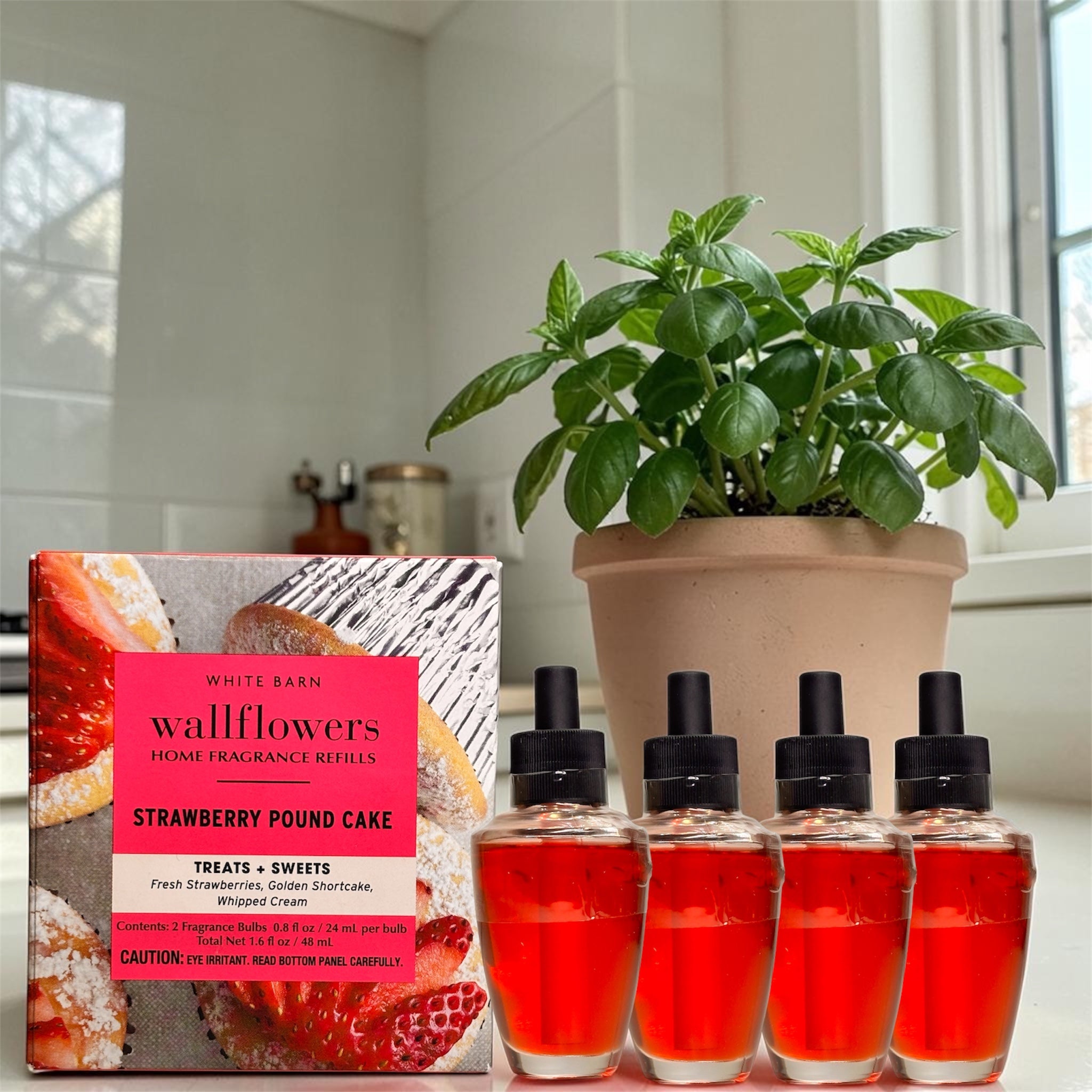 White Barn Strawberry Pound Cake Wallflowers Refill 4pack/Treats & Sweets